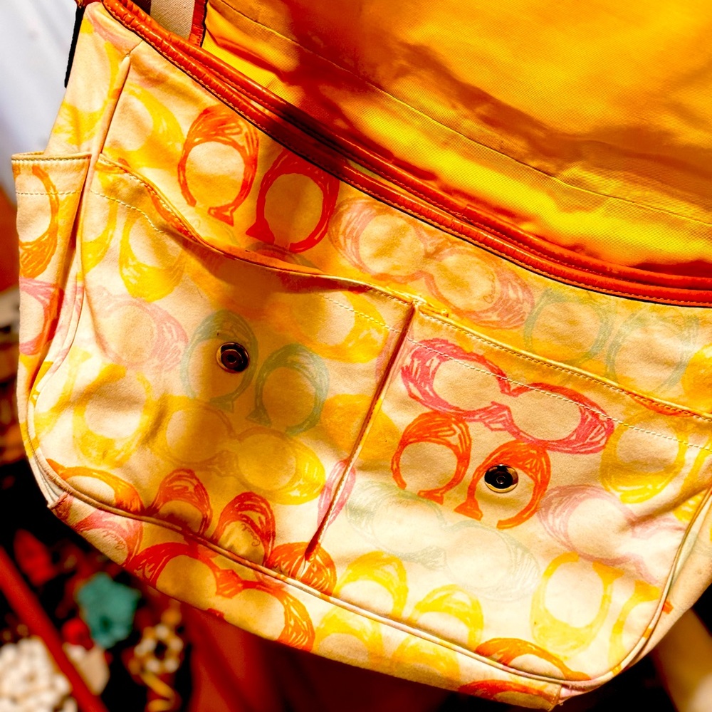 Beautiful large bag, coach very comfortable!